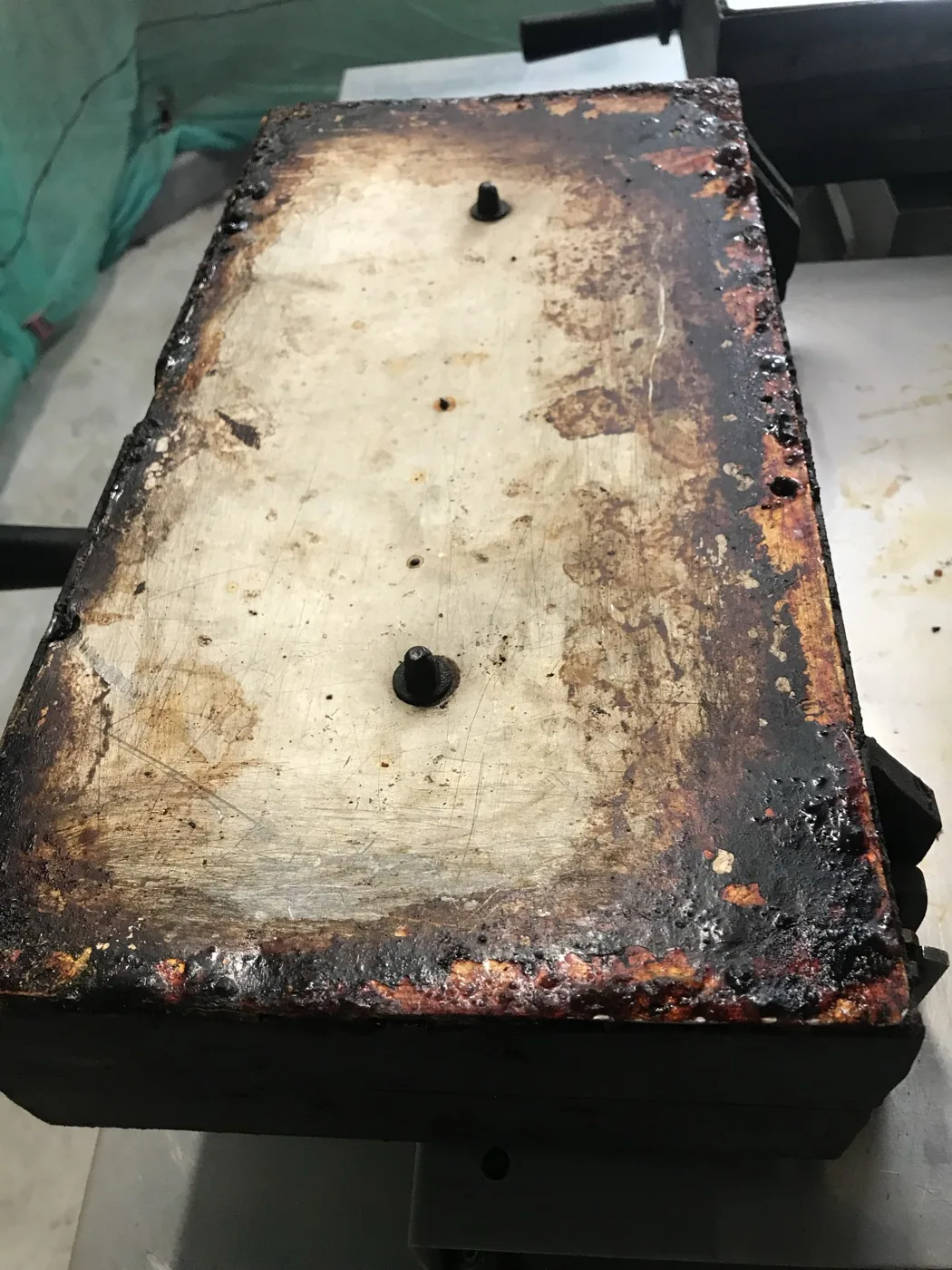 Sterk vervuilde bakplaat uit een bakkerij voor de droogijsbehandeling