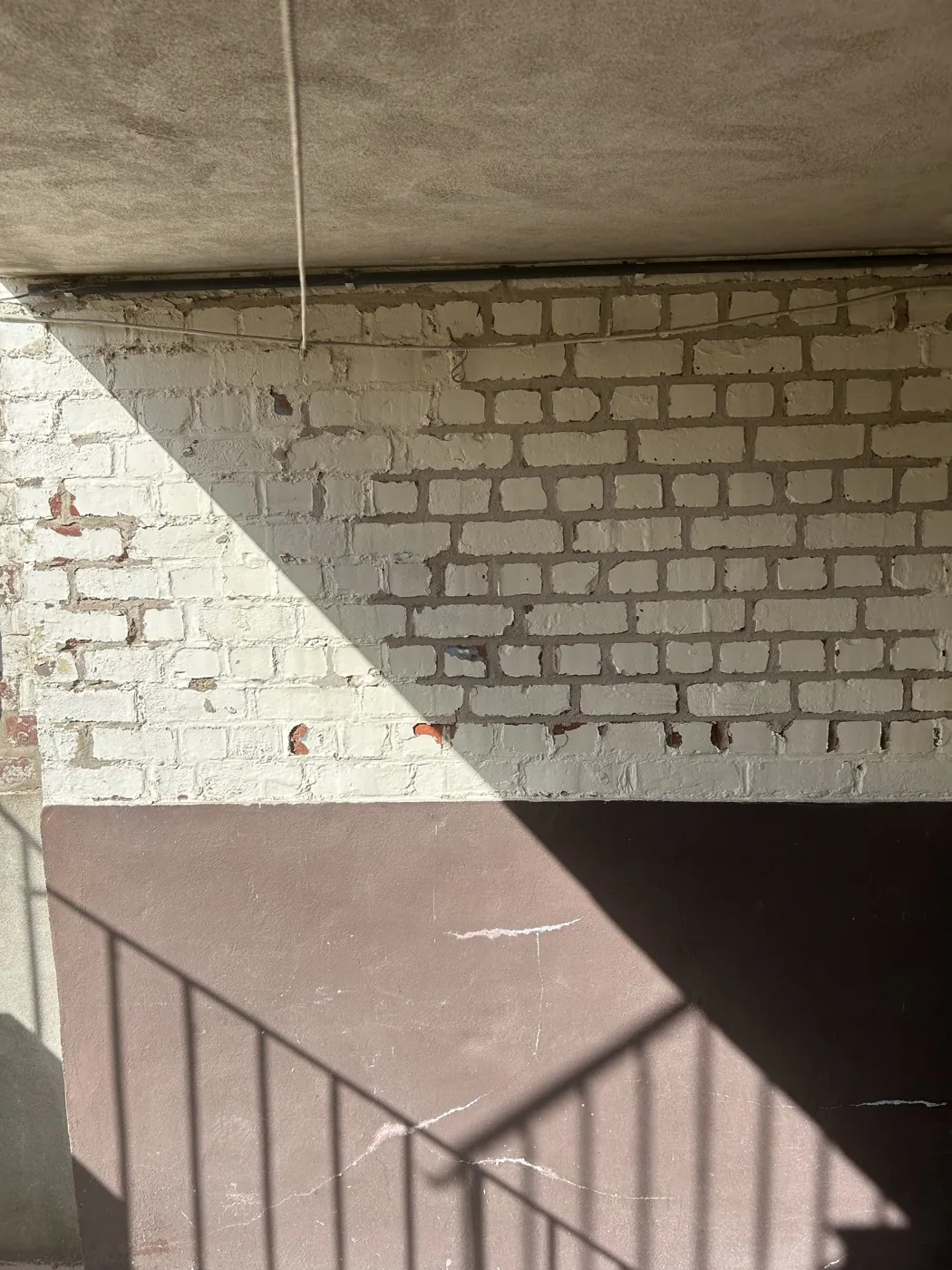 Gereinigde bakstenen binnenmuur na het stralen