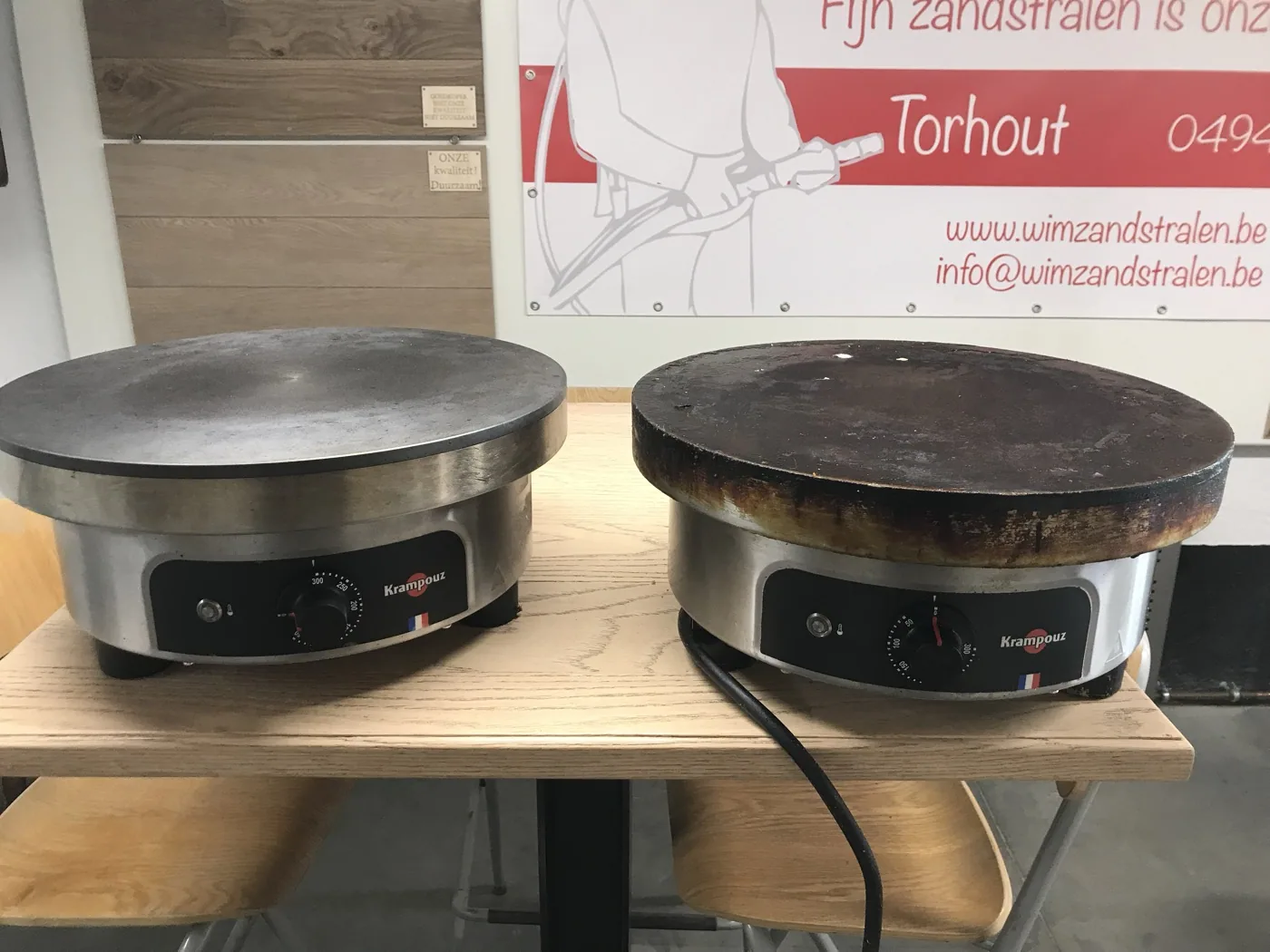 Twee gereinigde crêpeplaten na een droogijsstraalbehandeling
