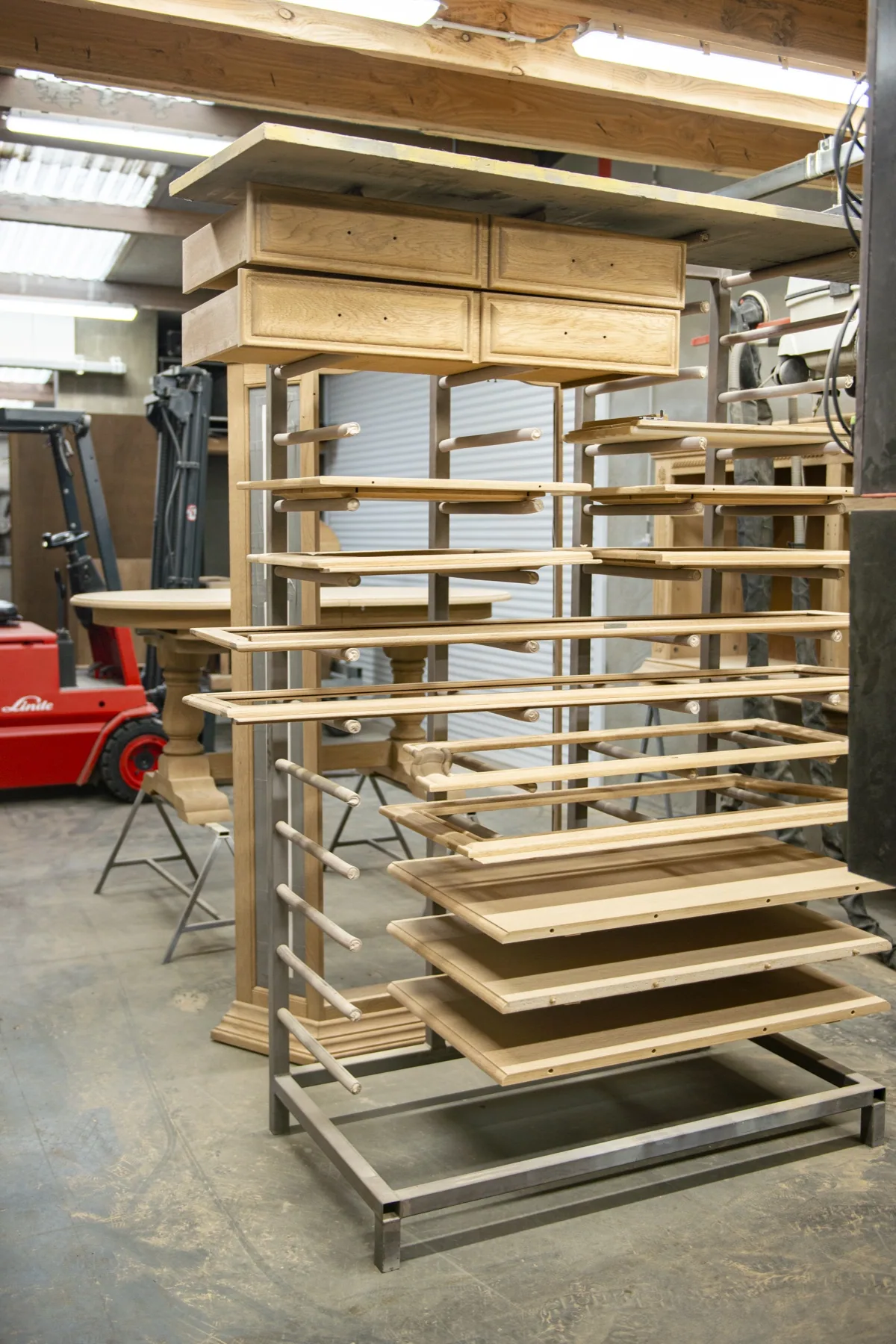 Droogrek met gestraalde houten panelen in het atelier van Wim Moeyaert