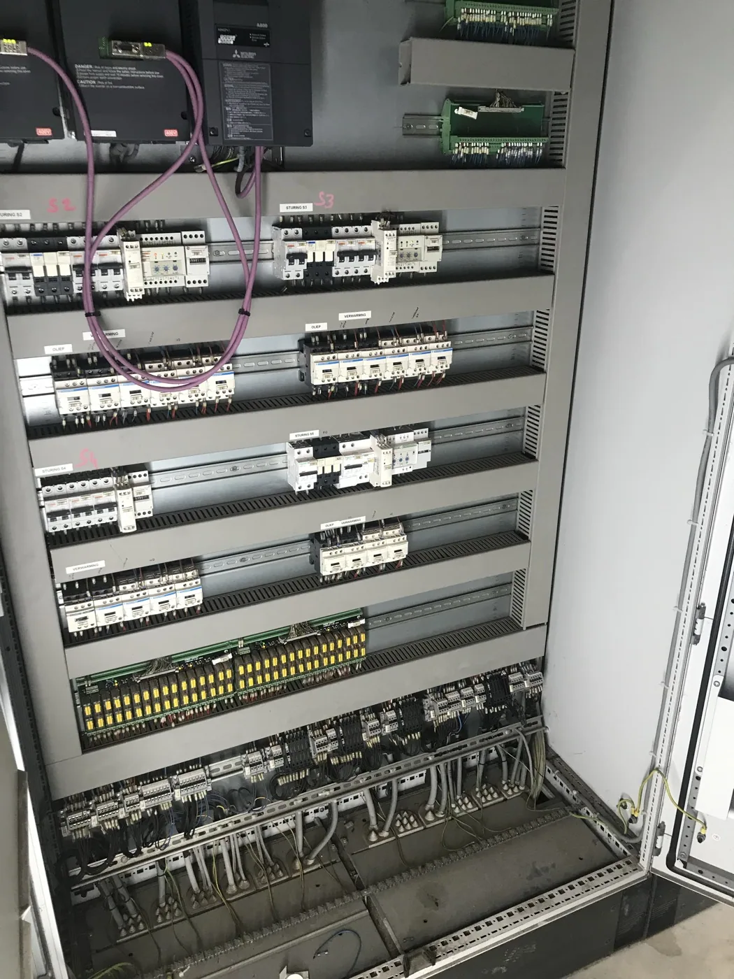 Open elektrische schakelkast, stofvrij gereinigd met droogijs