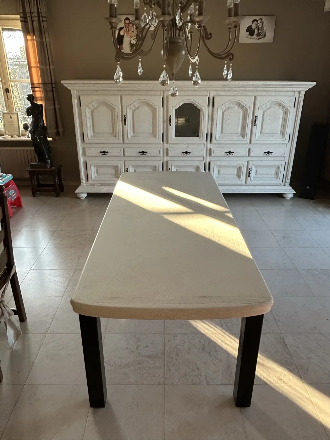 Gestraalde kast en tafel in een lichte woonkamer