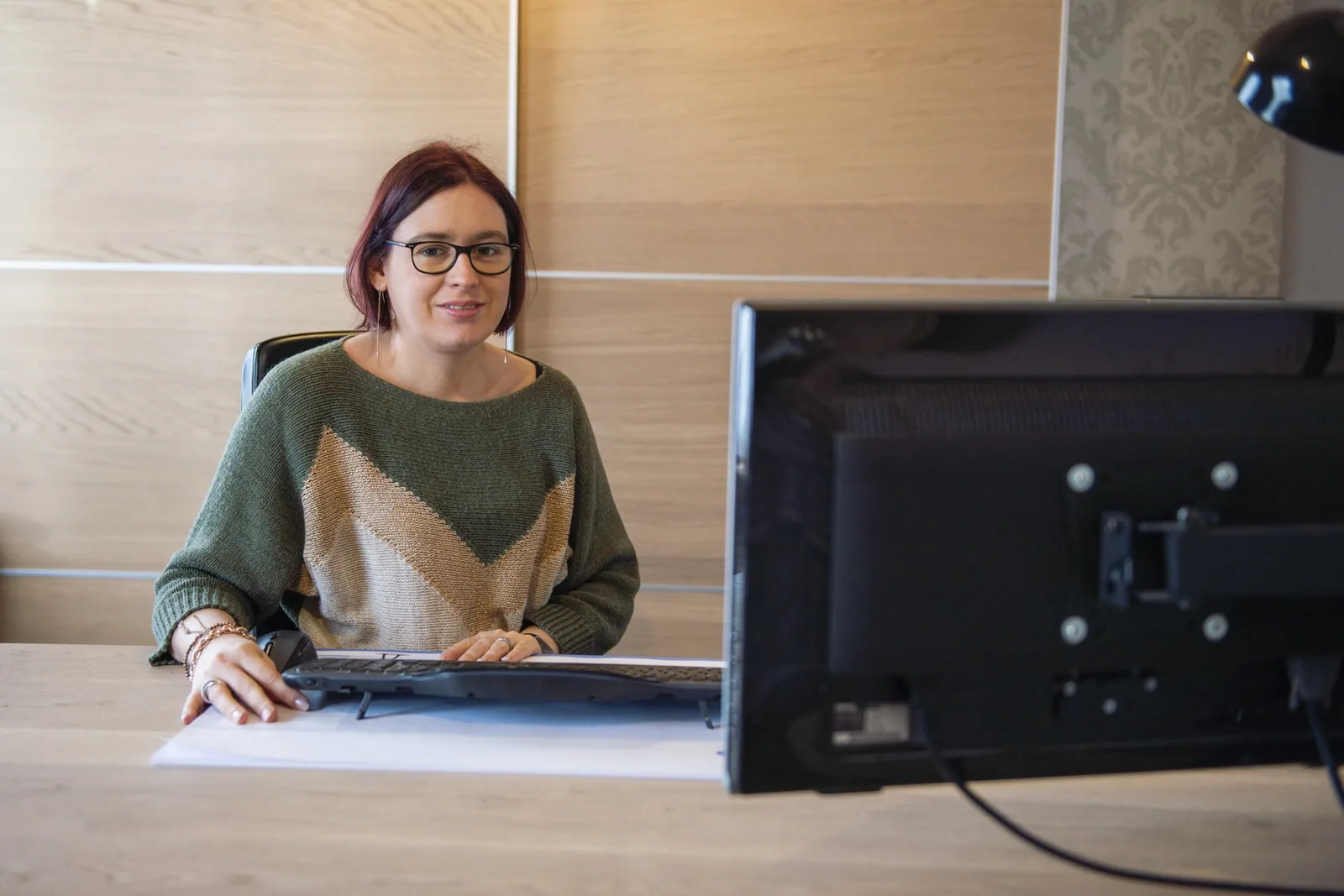 Medewerkster achter de computer op het kantoor van Wim Moeyaert in Torhout