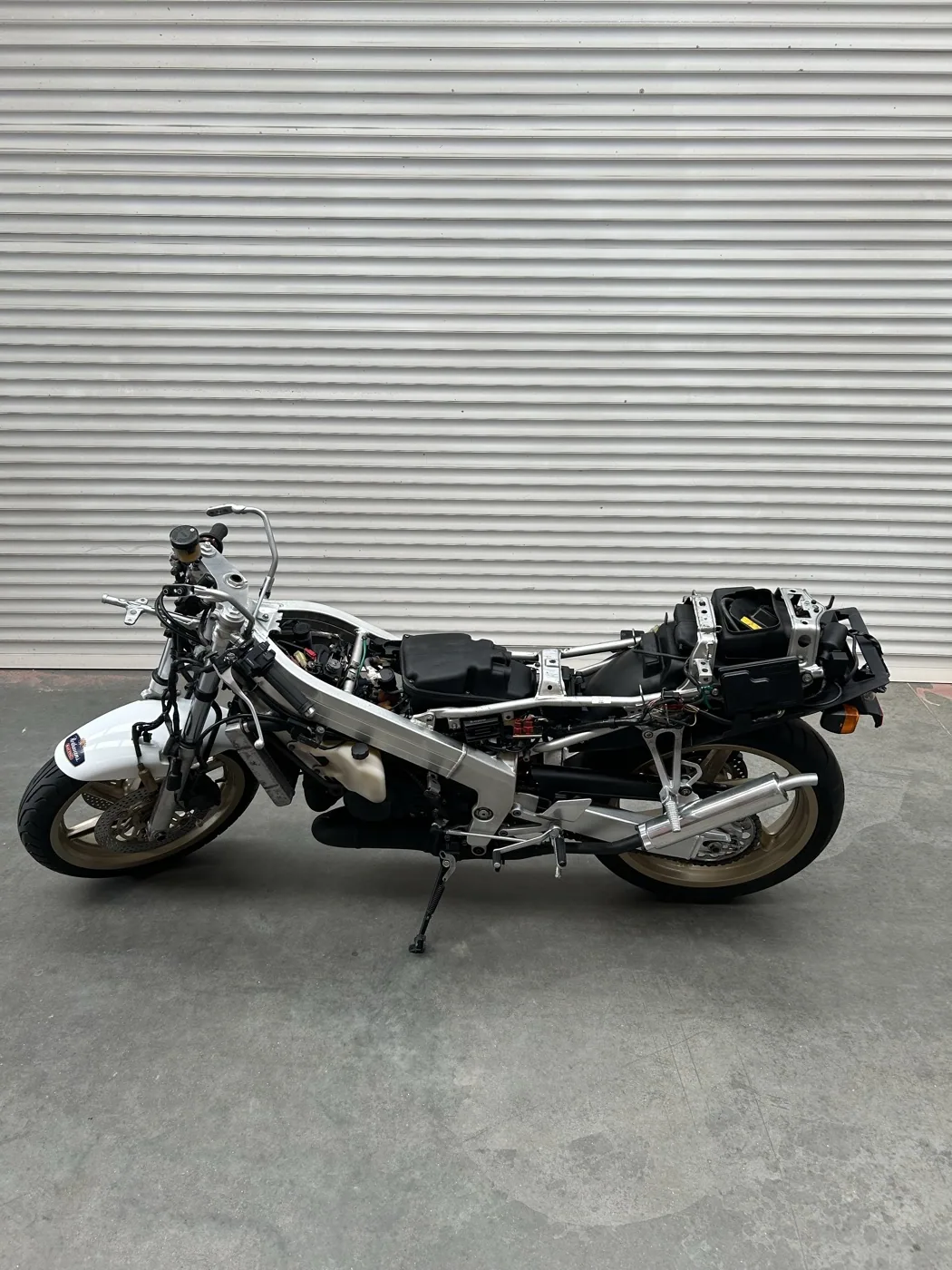 Motorfietsframe en motorblok gereinigd met droogijs in de werkplaats