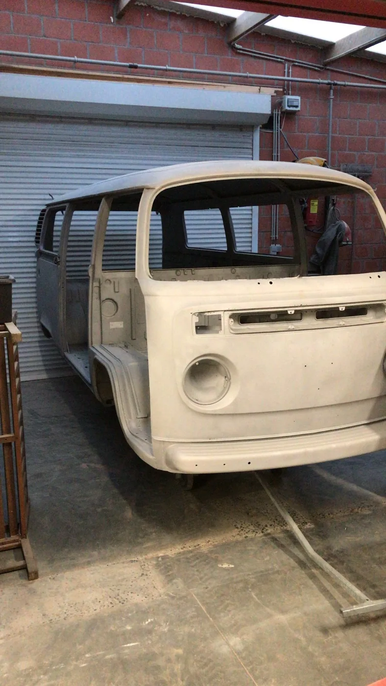 Carrosserie van een oldtimer bestelbus, kaal gestraald tot op het blanke metaal