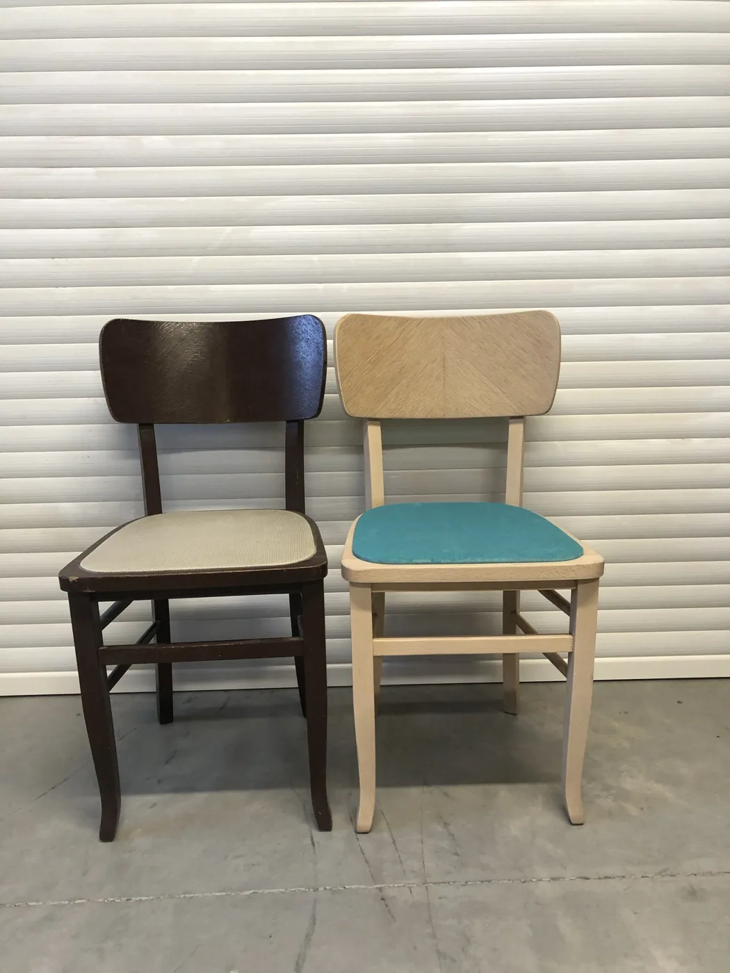Twee identieke stoelen naast elkaar, links donker voor en rechts licht na het luchtgommen