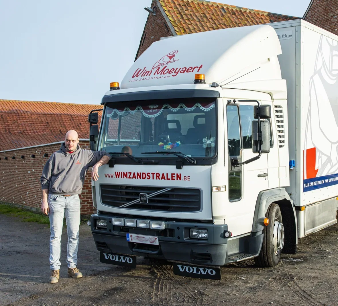 Wim Moeyaert naast de bedrijfsvrachtwagen voor fijn zandstralen in Torhout